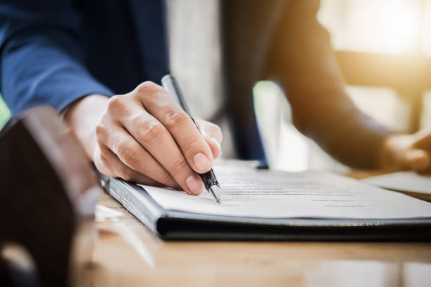 Qui doit payer les frais de divorce ?