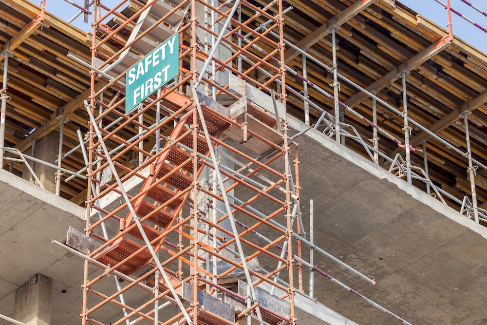 Panneau de chantier : respect des obligations d'information et conséquences juridiques