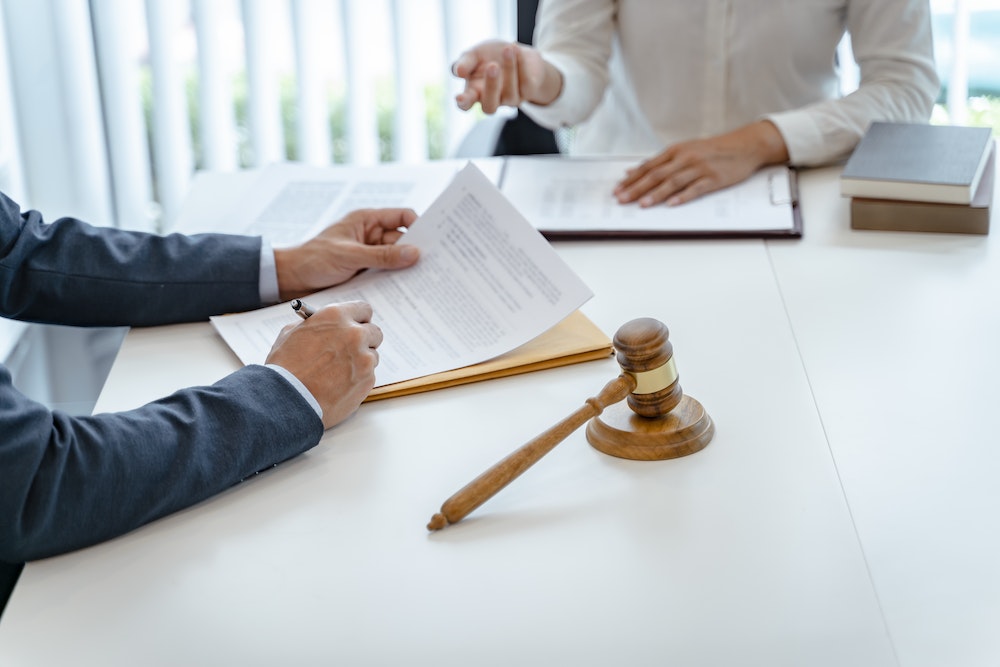 Comprendre les Visites et Saisies Domiciliaires: Un Guide Juridique