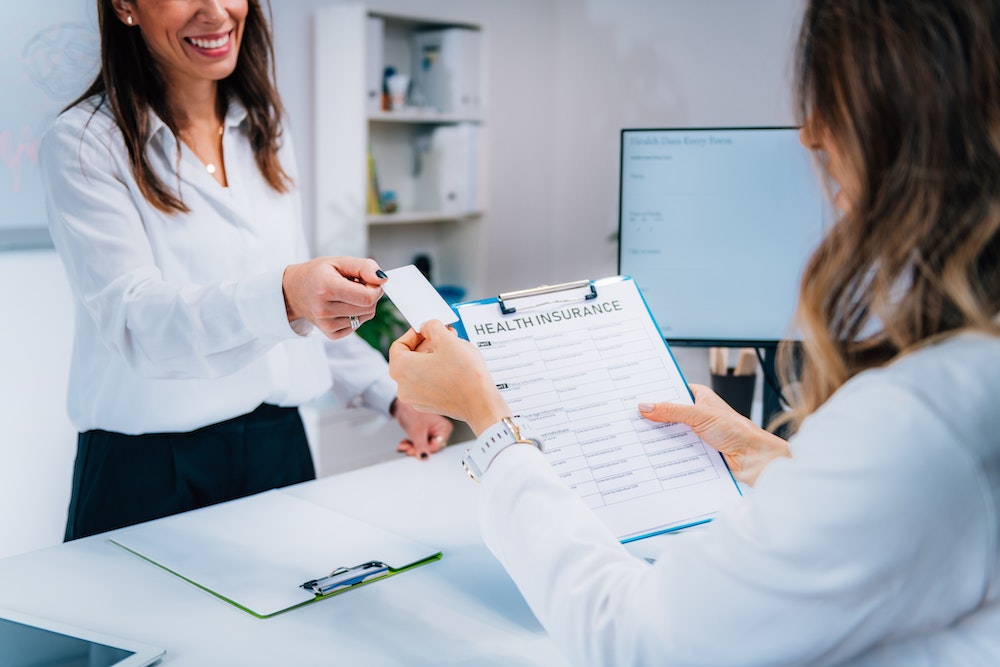 Comprendre la résiliation en cours d'année des contrats d'assurance : Guide juridique