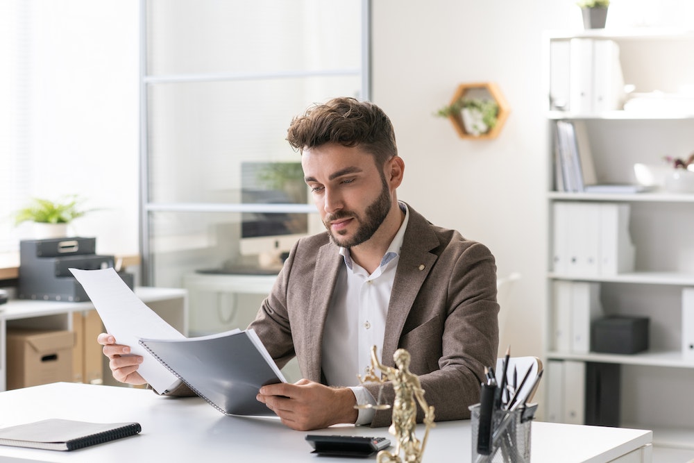 Le code d'activité APE / NAF 7112B : une expertise juridique indispensable