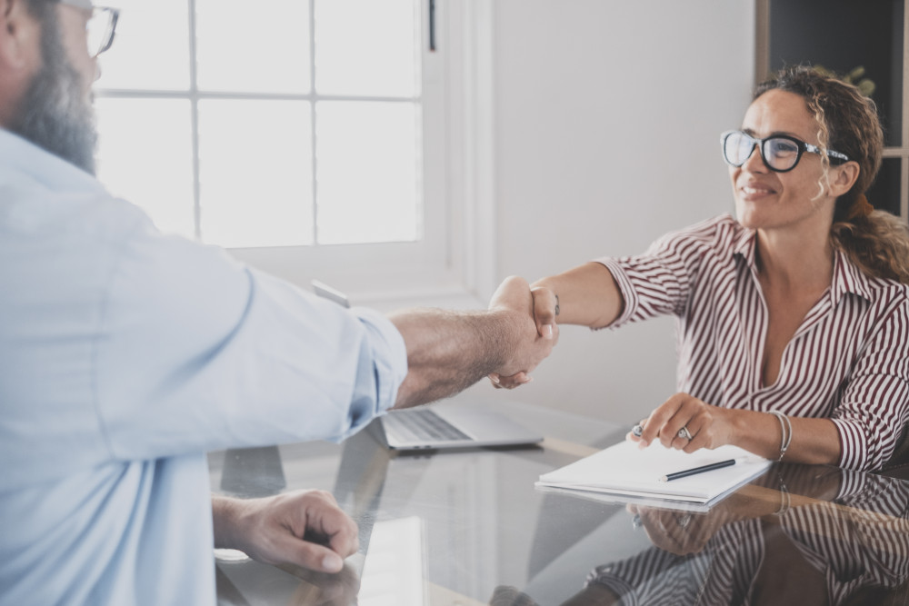 Caractéristiques et qualification du contrat de travail : une analyse approfondie