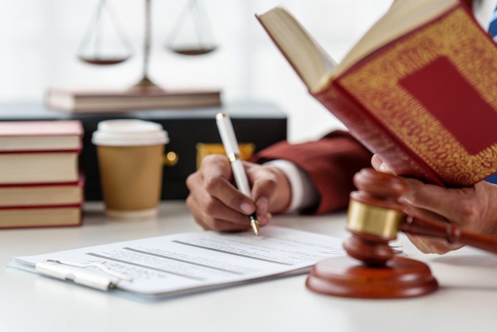 Cabinet juridique ou avocat: le choix de l'expertise pour défendre vos droits